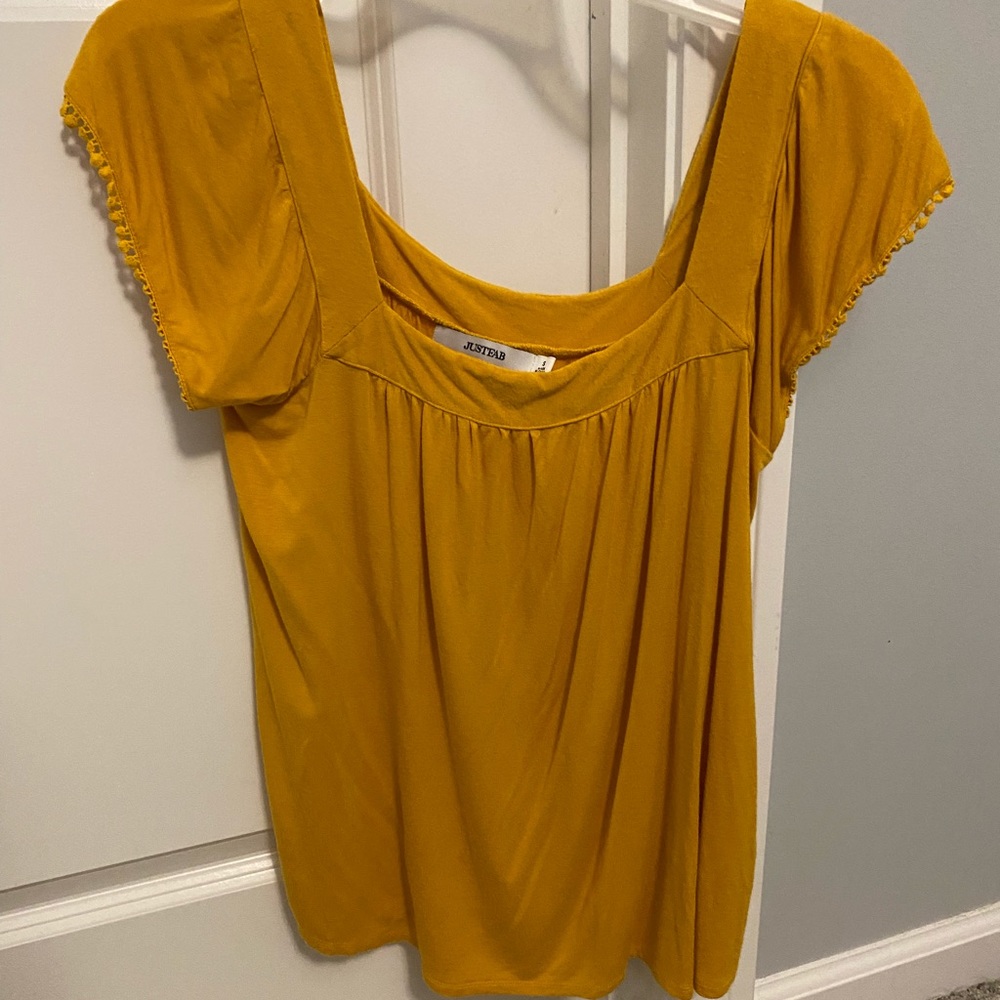 Tunic? Can be worn on the shoulder and off